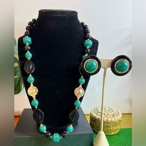 Vintage 80’s Néw Old Stock Pierced Earrings and Matching Necklace